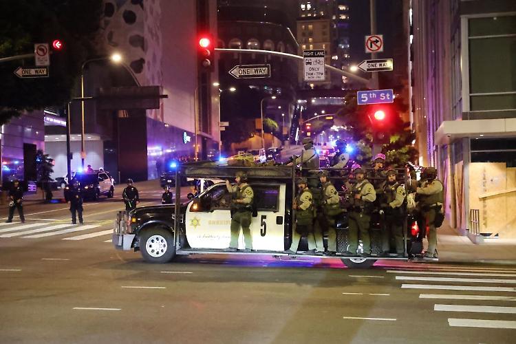 Los Angeles, proteste e arresti di massa. Trump "Manifestanti animali"
