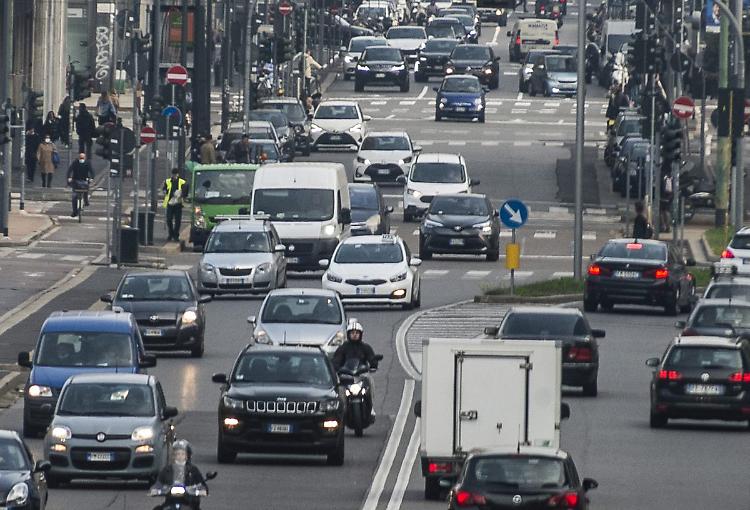 A giugno il mercato dell'auto in calo del 17,4% su base annua