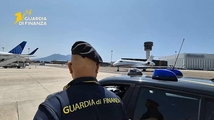 Maxi evasione su voli privati a Capodichino, coinvolte 134 societ&agrave;