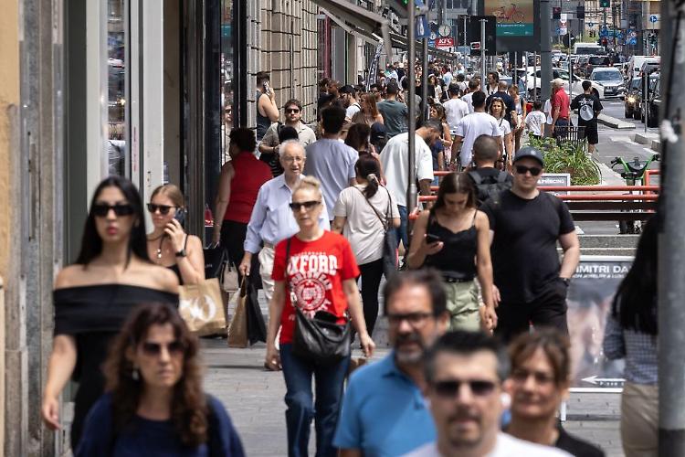 Confcommercio-Censis, l'incertezza riduce la fiducia delle famiglie