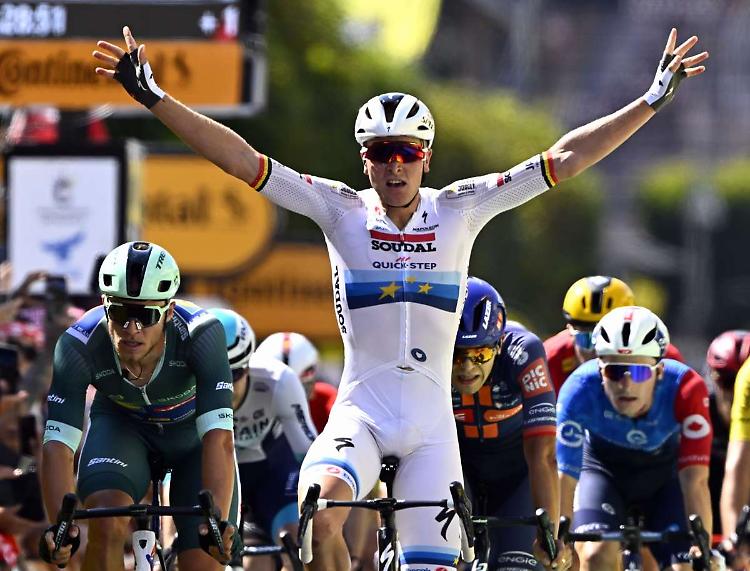 Merlier beffa Milan in volata, Pogacar resta leader del Tour