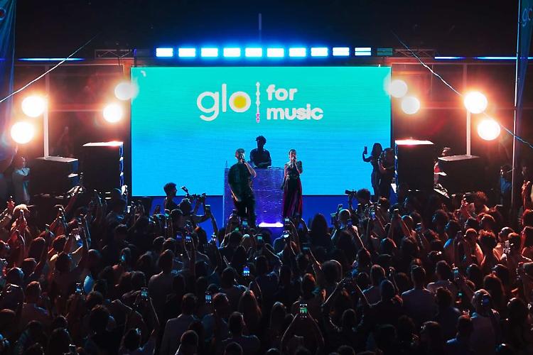 "glo for music", a Napoli esibizione live a sorpresa dei Coma Cose