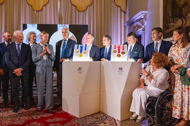 Milano - Cortina, svelate le medaglie dei Giochi Olimpici e Paralimpici