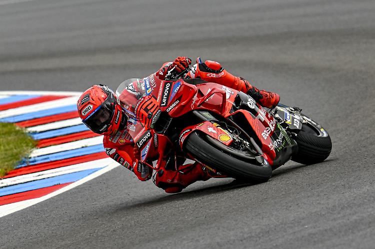 Marc Marquez vince la sprint di Brno, Bastianini sul podio