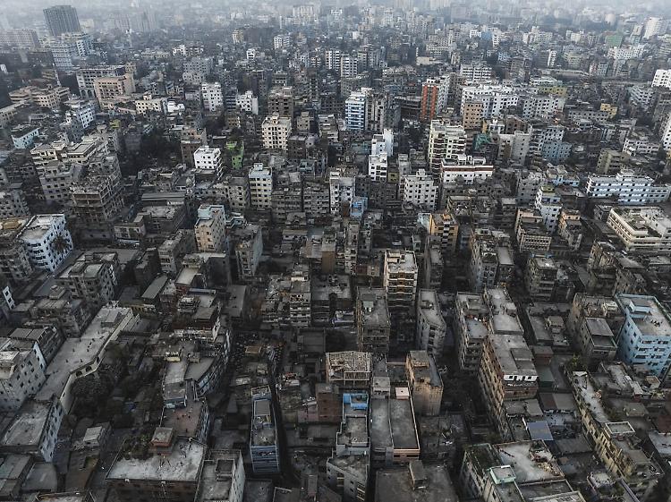 Bangladesh, aereo militare precipita su una scuola a dacca