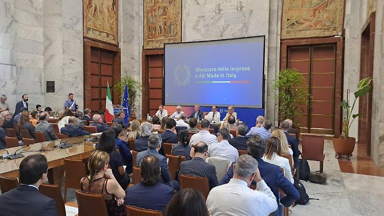 Moda, Urso "Priorit&agrave; di governo, simbolo del Made in Italy"