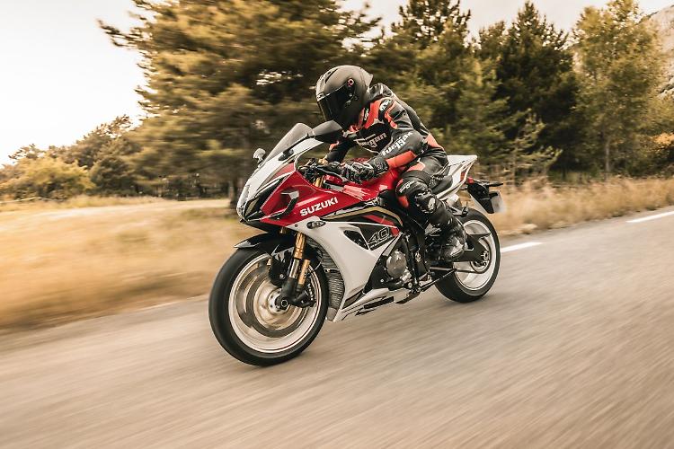 Suzuki GSX-R1000R, 40 anni di adrenalina