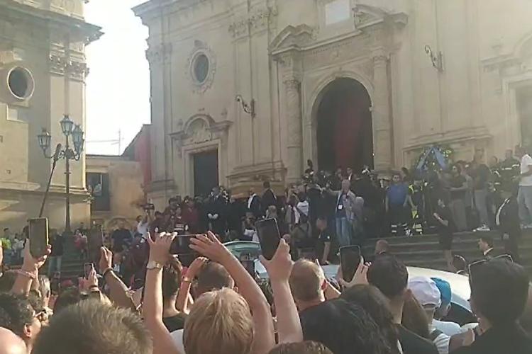 In migliaia a Militello per l'ultimo applauso a Pippo Baudo