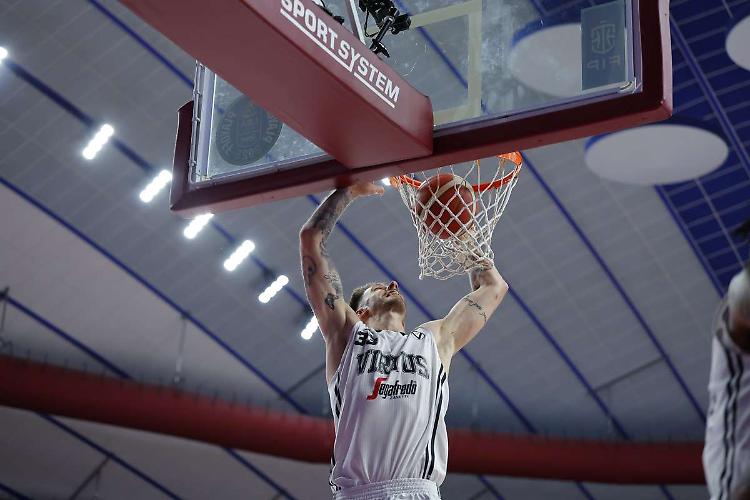 Polonara riabbraccia Sassari "Felice e onorato di tornare a casa"