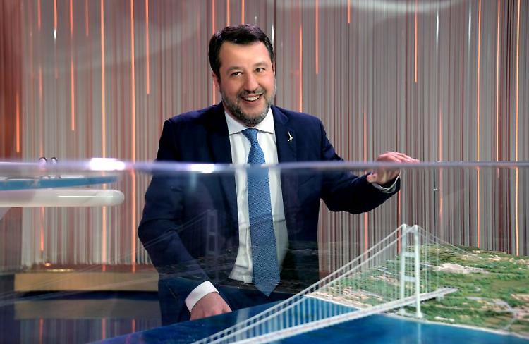 Salvini "Il Ponte sullo Stretto lo facciamo, inviter&ograve; anche Macron"