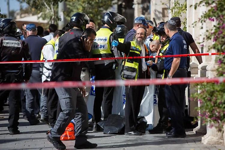 Attentato a Gerusalemme, 4 morti e almeno 15 feriti. Uccisi 2 terroristi