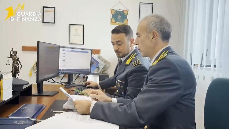 Scoperta frode con fatture false nel napoletano, sequestro per 5 milioni