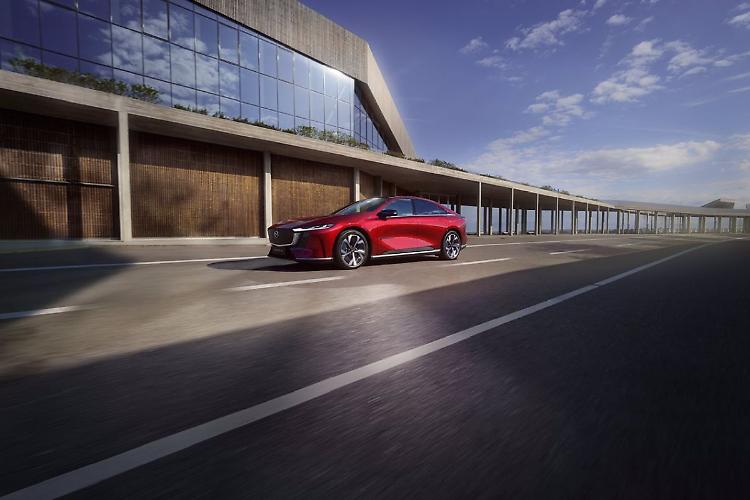 La nuova Mazda6e al Salone dell'Auto di Torino