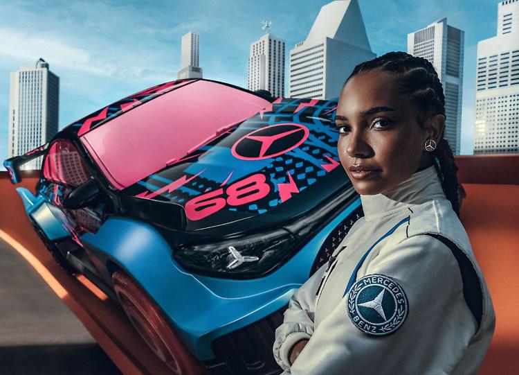 Hot Wheels trasforma la CLA in un'auto giocattolo di grandi dimensioni