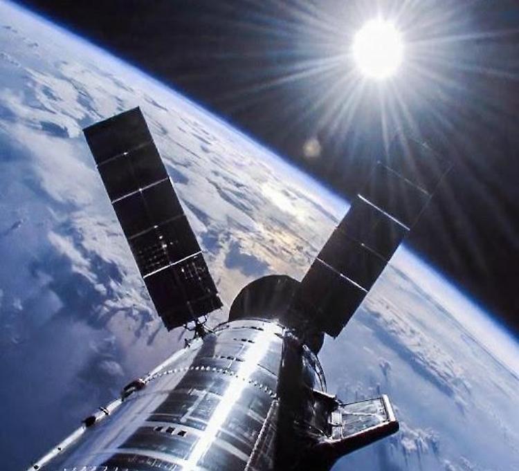 Musk "Costellazioni di satelliti per gestire il riscaldamento terrestre"