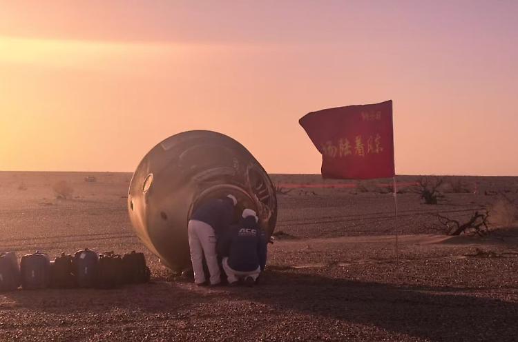 Cina, la capsula di rientro di Shenzhou-21 tocca terra