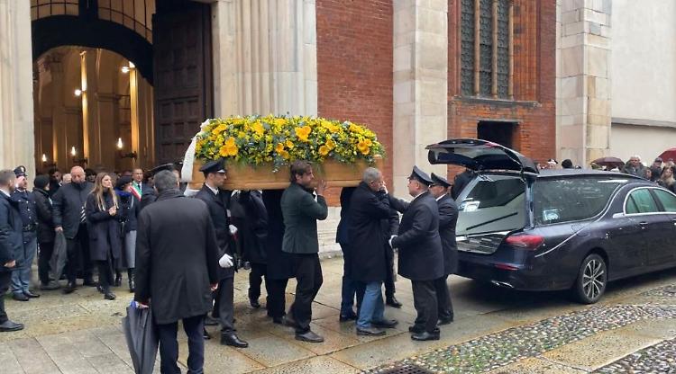 Ultimo saluto di Milano a Ornella Vanoni, la nipote Camilla intona "Senza fine"