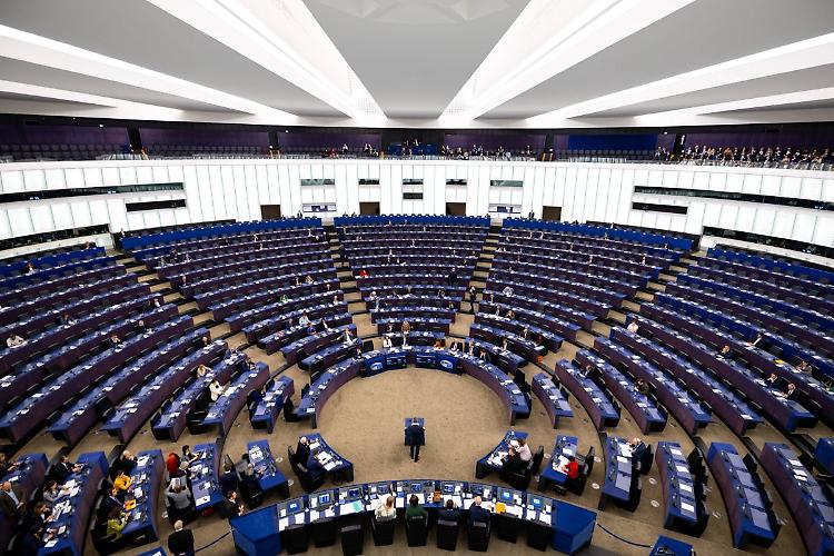 Minori e social media, Parlamento Ue chiede di fissare l'età minima a 16 anni