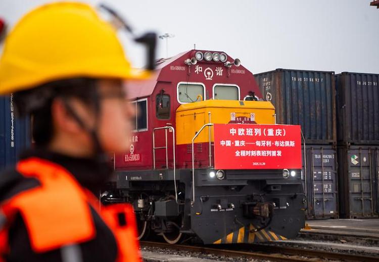 Cina, da Chongqing un nuovo servizio di treni merci verso l'Europa