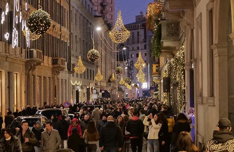 Tredicesime più ricche, gli italiani spenderanno 10 mld per i regali di Natale
