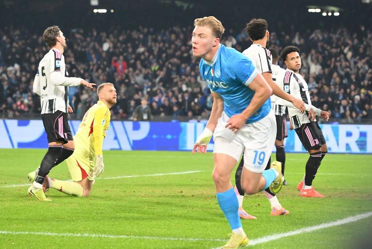 Il Napoli batte 2-1 la Juve e torna in vetta, doppietta di Hojlund
