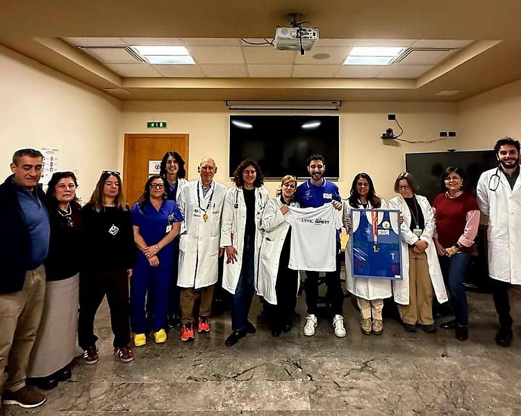 Atleta trapiantato consegna all'Ismett di Palermo la medaglia vinta ai mondiali