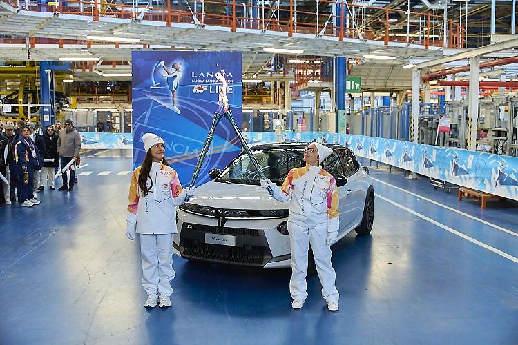 Lancia celebra il passaggio della Fiamma Olimpica nello stabilimento di Melfi