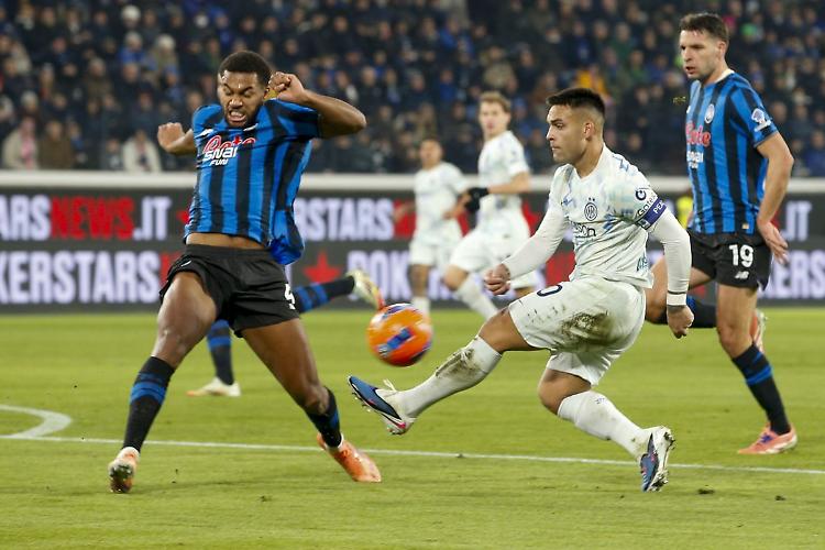 Lautaro manda ko l'Atalanta, l'Inter resiste in vetta