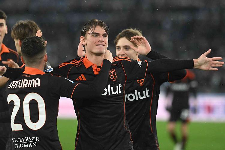 Lazio a picco all'Olimpico, il Como domina per 3-0