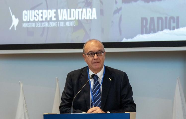 Valditara "Sul divieto uso dei social per under 16 decide il Parlamento"