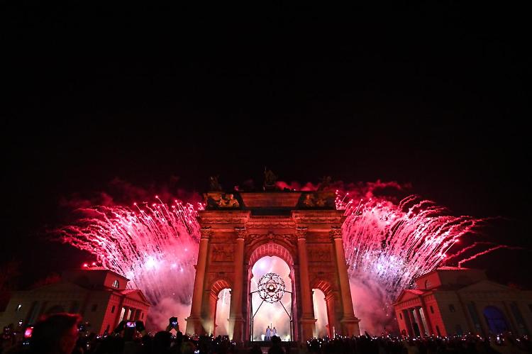 Mattarella in tram, poesia, musica e grandi star: parte Milano-Cortina