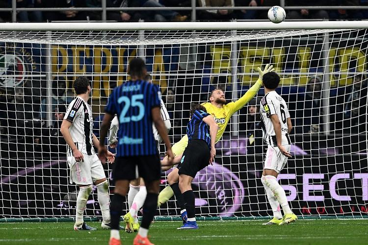 L'Inter piega 3-2 la Juve e prova la fuga in vetta
