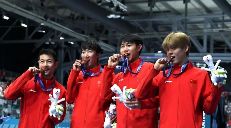 Pattinaggio, storico bronzo per la Cina nell'inseguimento a squadre