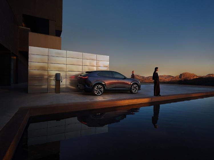 La nuova Mazda CX-6e debutta al MAXXI tra arte, visione e innovazione