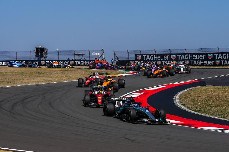 Russell vince la sprint race in Cina davanti a Leclerc e Hamilton