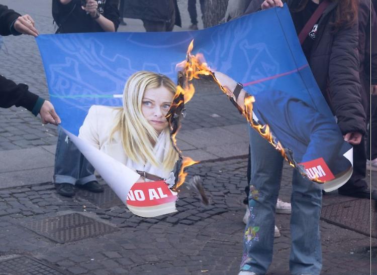 Corteo a Roma, bruciate immagini con Meloni e Nordio