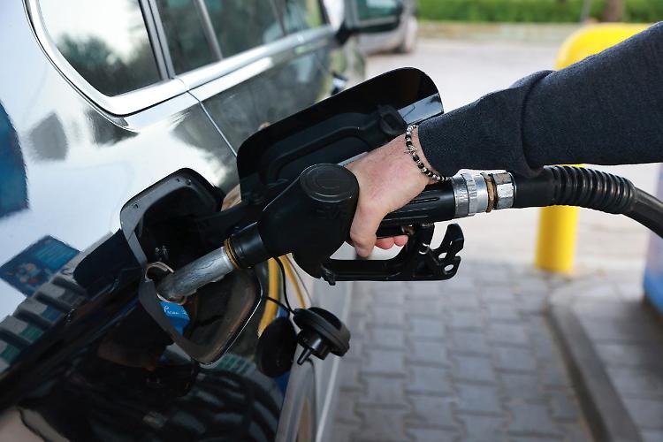 Carburanti, Mimit "Quasi il 60% dei distributori ha ridotto i prezzi"