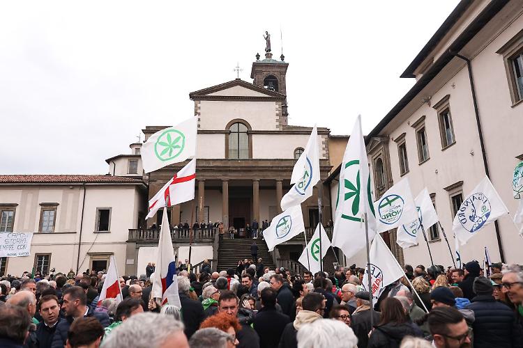 A Pontida l'ultimo saluto dei militanti leghisti a Bossi
