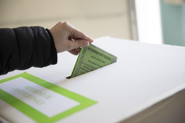 Referendum, alle 12 l'affluenza sfiora il 15%