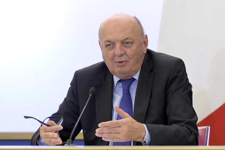 Carburanti, Pichetto "Proroga taglio accise verr&agrave; valutato dal Governo"