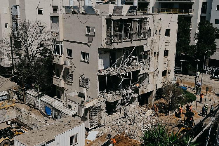 Ondata di missili balistici dall'Iran contro Israele, sei feriti