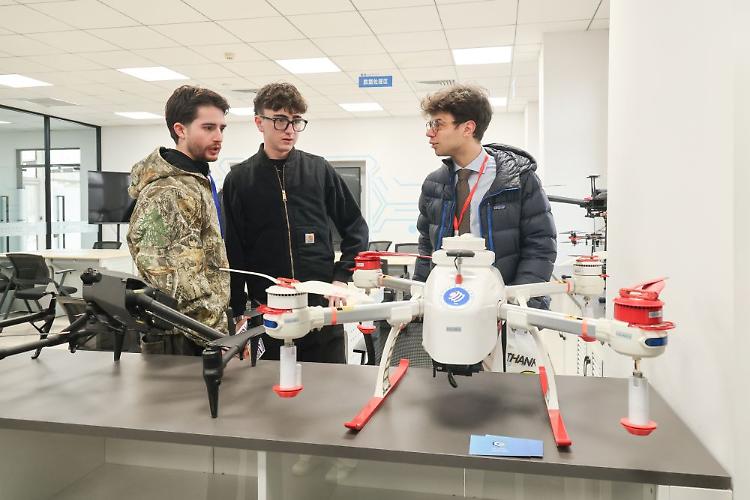 Cina e Italia formano talenti sull'uso di droni nell'economia a bassa quota