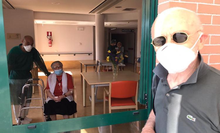 "Basta visite alla finestra: vogliamo rivedere i nostri cari"