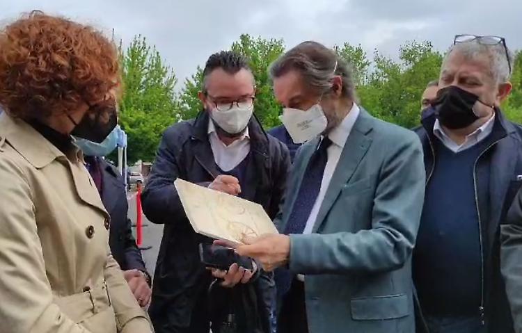 LIVE Il governatore Fontana all'hub di Crema