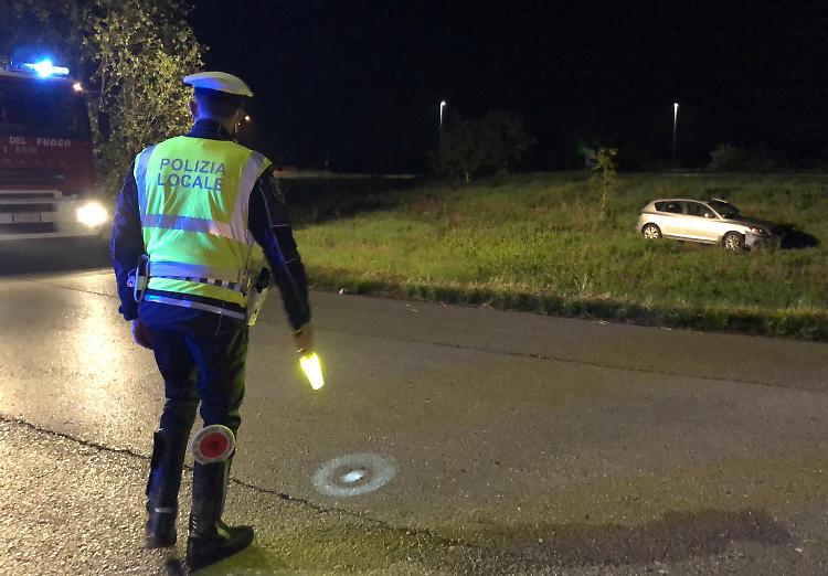 Fuori strada alla rotatoria, i tre a bordo si dileguano