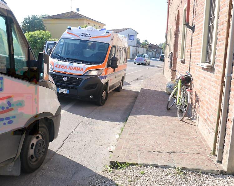 Ciclista 85enne 'toccato' da un camion, ferite lievi