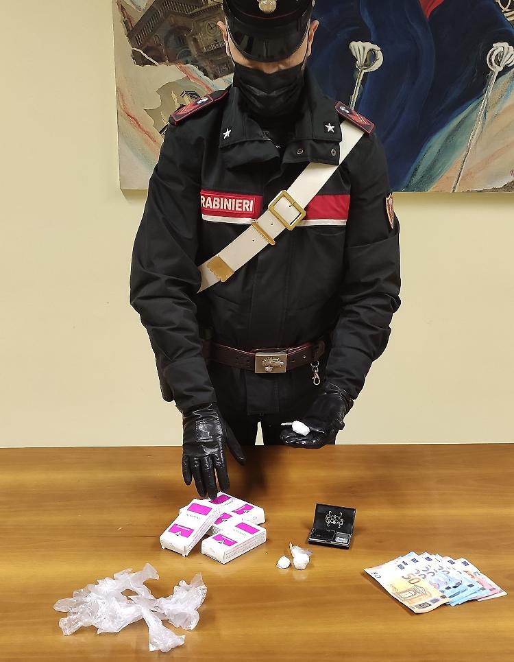 Arrestato spacciatore 60enne, in auto oltre 11 grammi di cocaina