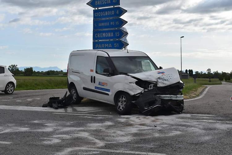 Scontro tra furgoncini, ferite non gravi per i due conducenti