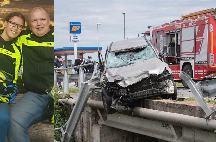 Terribile schianto auto-moto, due morti