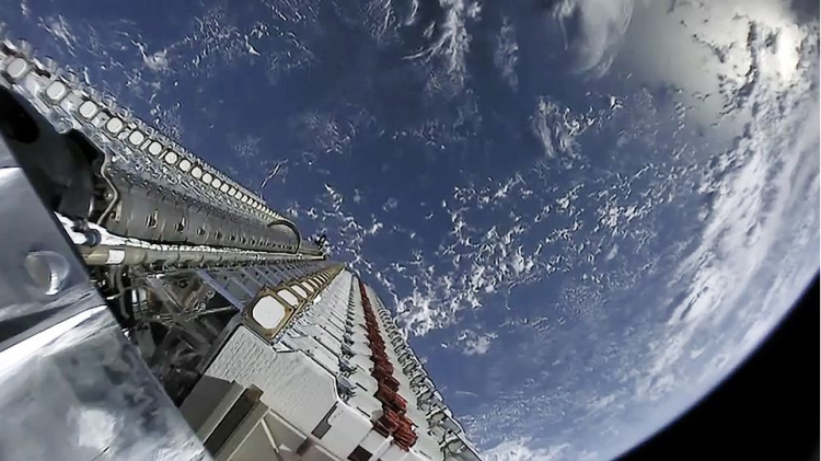 Dodici luci nel cielo: la costellazione satellitare di Elon Musk